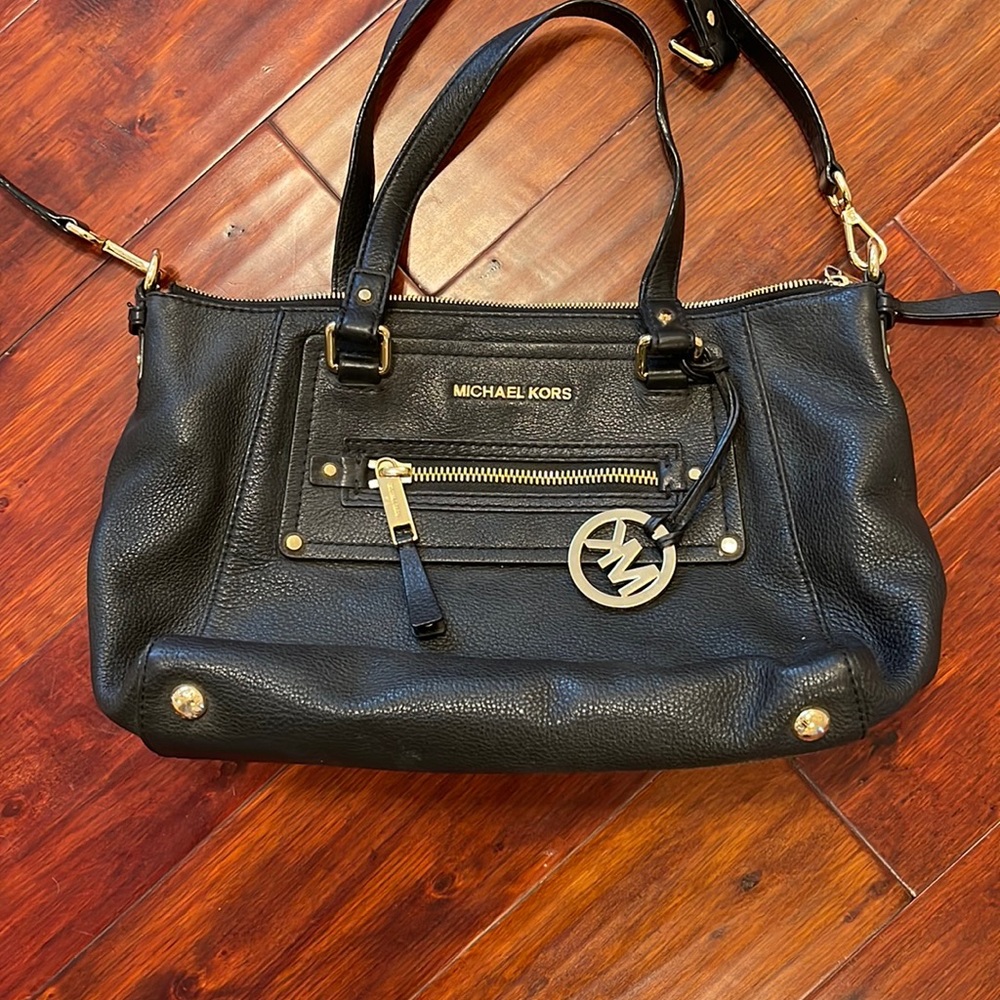Authentic Michael kores crossbody bag.